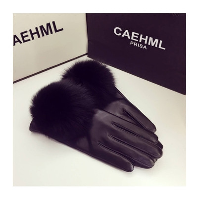 Дамски стилни ръкавици в черен цвят с пух