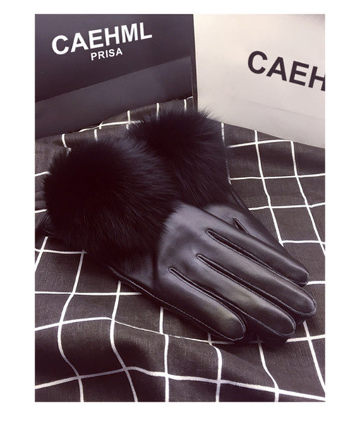 Дамски стилни ръкавици в черен цвят с пух