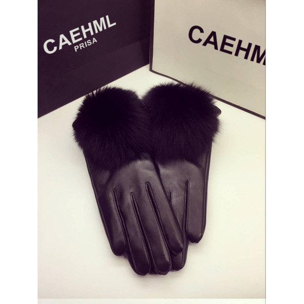 Дамски стилни ръкавици в черен цвят с пух