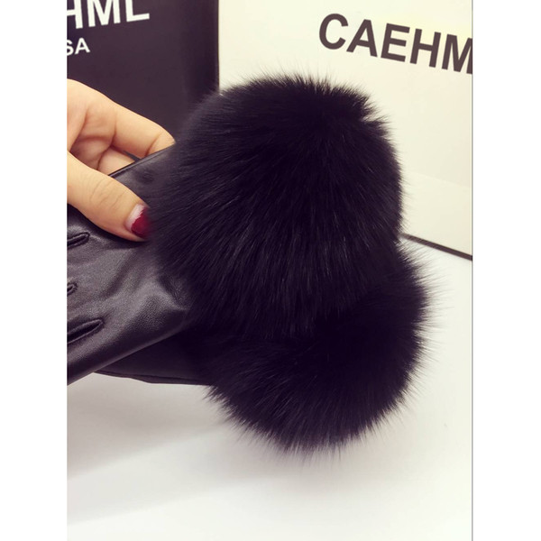 Дамски стилни ръкавици в черен цвят с пух