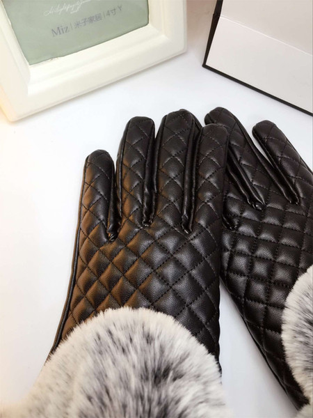 Γάντια γυναικών από οικολογικό δέρμα με έντονο χνούδι σε μαύρο και σκούρο μωβ χρώμα