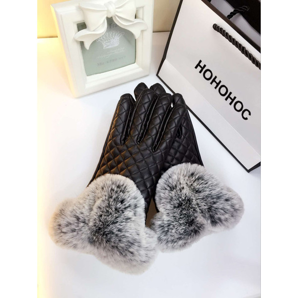 Γάντια γυναικών από οικολογικό δέρμα με έντονο χνούδι σε μαύρο και σκούρο μωβ χρώμα