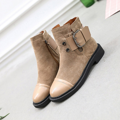 Μοντέρνες ζεστές γυναικείες μπότες σε οικολογικό σουέτ με λουρί και επίπεδη σόλα σε δύο χρώματα