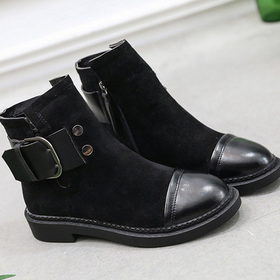 Μοντέρνες ζεστές γυναικείες μπότες σε οικολογικό σουέτ με λουρί και επίπεδη σόλα σε δύο χρώματα