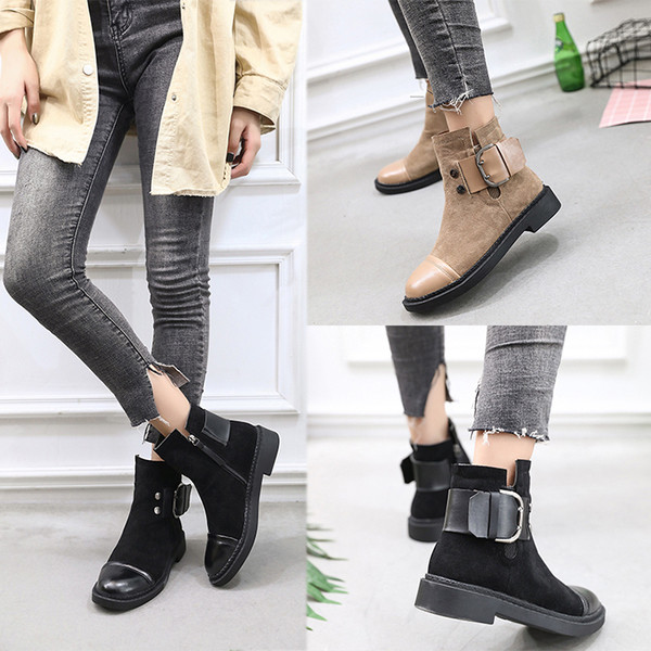 Μοντέρνες ζεστές γυναικείες μπότες σε οικολογικό σουέτ με λουρί και επίπεδη σόλα σε δύο χρώματα