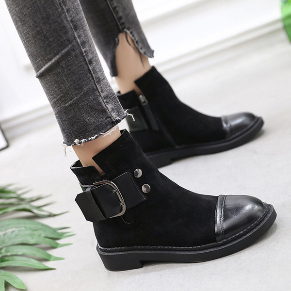 Μοντέρνες ζεστές γυναικείες μπότες σε οικολογικό σουέτ με λουρί και επίπεδη σόλα σε δύο χρώματα