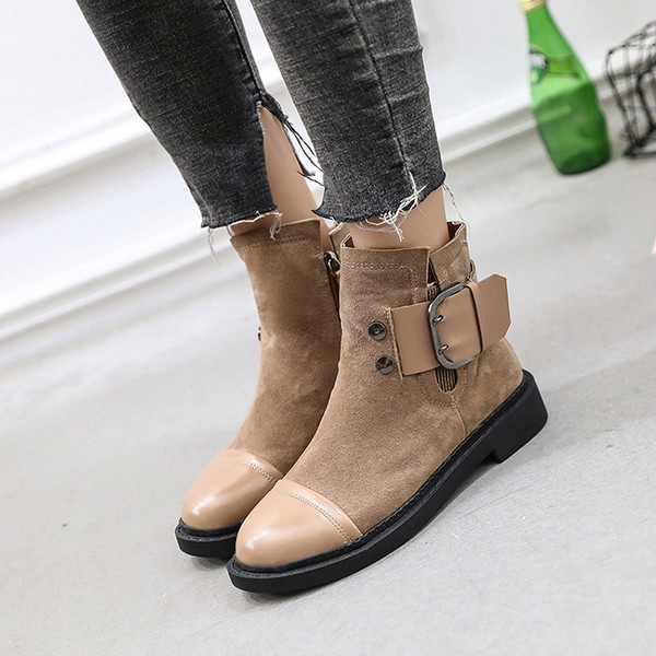 Μοντέρνες ζεστές γυναικείες μπότες σε οικολογικό σουέτ με λουρί και επίπεδη σόλα σε δύο χρώματα