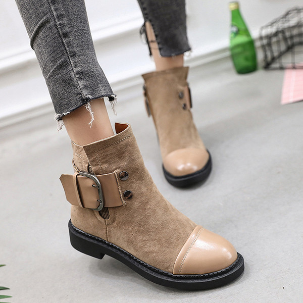 Μοντέρνες ζεστές γυναικείες μπότες σε οικολογικό σουέτ με λουρί και επίπεδη σόλα σε δύο χρώματα