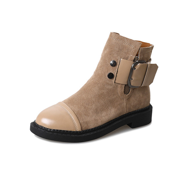 Μοντέρνες ζεστές γυναικείες μπότες σε οικολογικό σουέτ με λουρί και επίπεδη σόλα σε δύο χρώματα