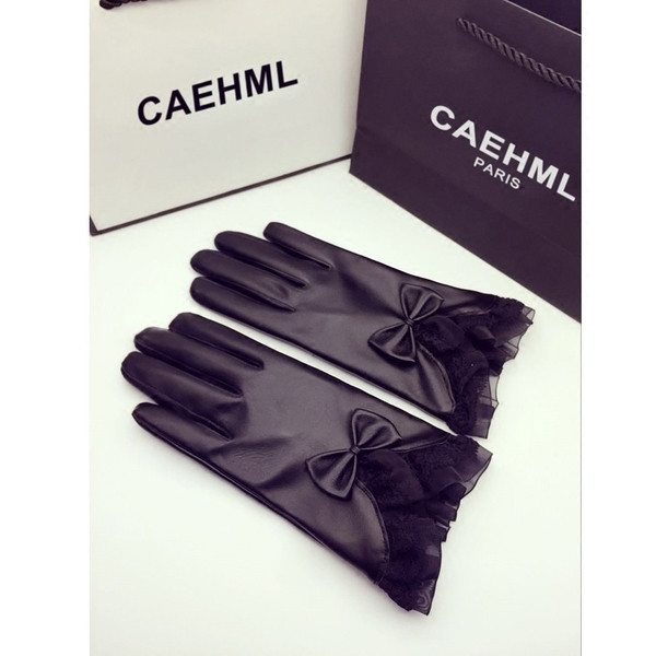 Елегантни дамски ръкавици в черен цвят 