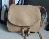 Мини дамска чантичка с висящи пискюли - 4 модела