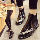 Κομψές δεμένες μπότες κυρίες, ελαφρώς κωνικές με διακοσμητικές πέτρες από ασήμι