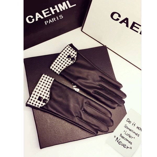 Дамски ръкавици в черен цвят с декорация