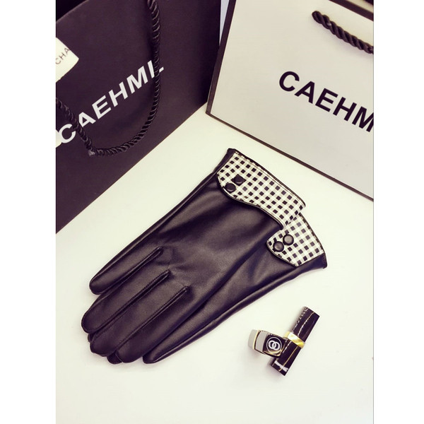 Дамски ръкавици в черен цвят с декорация