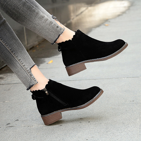 Κομψές κυρίες μπότες σε οικολογικό σουέτ σε δύο χρώματα