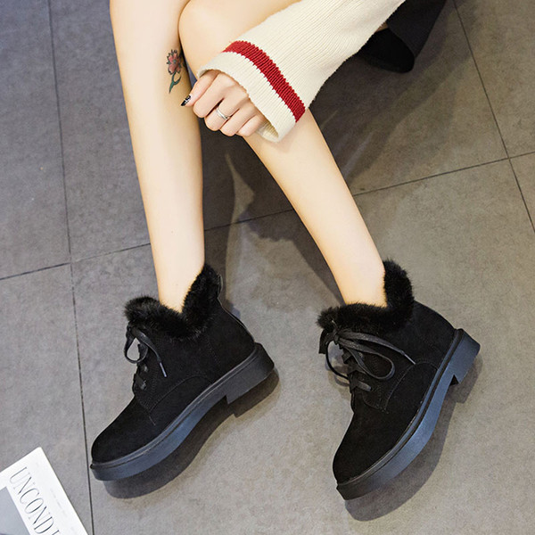 Спортно ежедневни дамски боти с пух и равна подметка с нисък ток в два цвята 