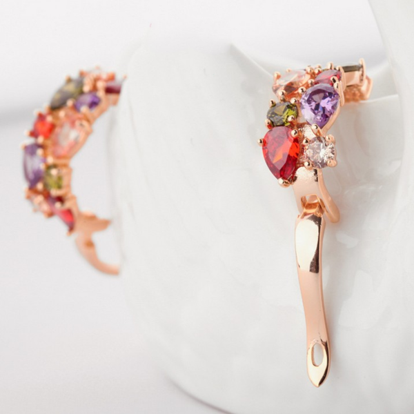 Κομψά σκουλαρίκια κυρίες με τεχνητά διαμάντια για διακόσμηση