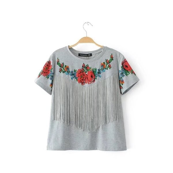 Περιστασιακή γυναικεία μπλούζα με κρεμαστά σκελίδες, floral κεντήματα και κοντά μανίκια