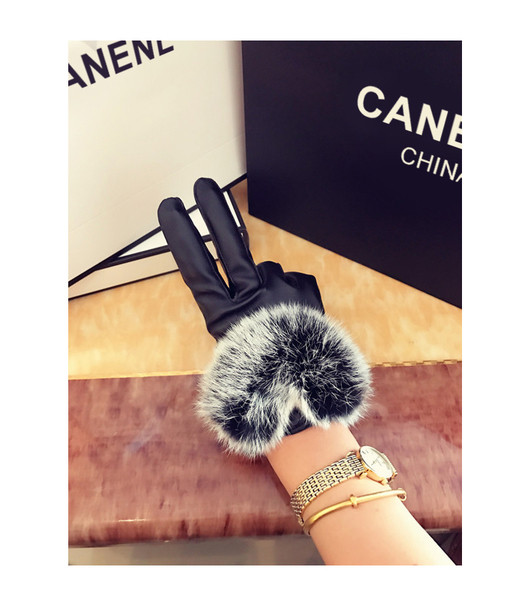 Дамски бохемски ръкавици за зимата в черен цвят с естествен косъм от заек