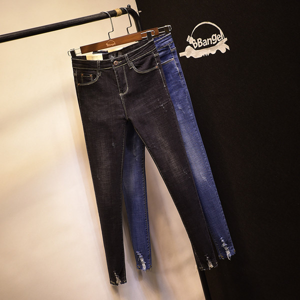 Изчистени дамски дънки slim с кръпки на крачола в два цвята