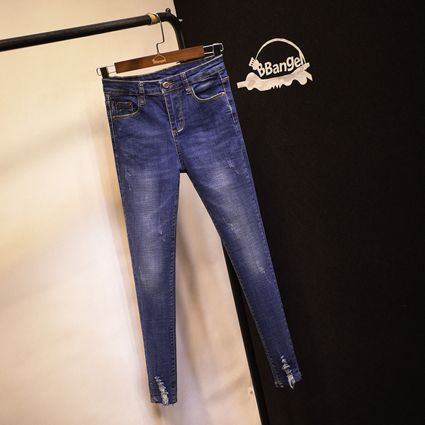 Изчистени дамски дънки slim с кръпки на крачола в два цвята