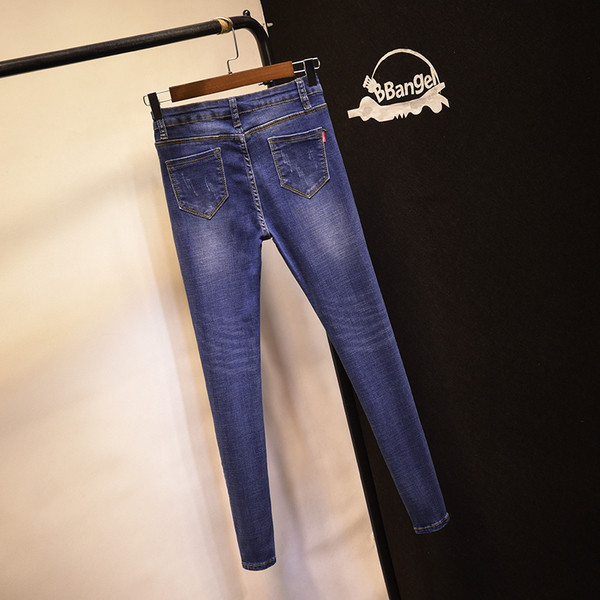 Изчистени дамски дънки slim с кръпки на крачола в два цвята