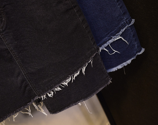 Модерна дамска дънкова пола,изчистен модел с асиметрична дължина в два цвята