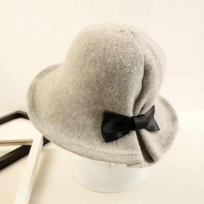 Стилна дамска шапка в четири цвята с панделка