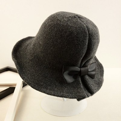 Стилна дамска шапка в четири цвята с панделка