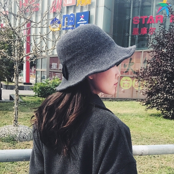 Стилна дамска шапка в четири цвята с панделка