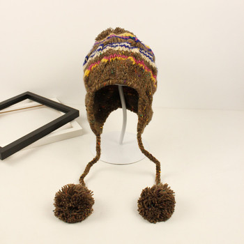 Плетена цветна дамска шапка с топчета