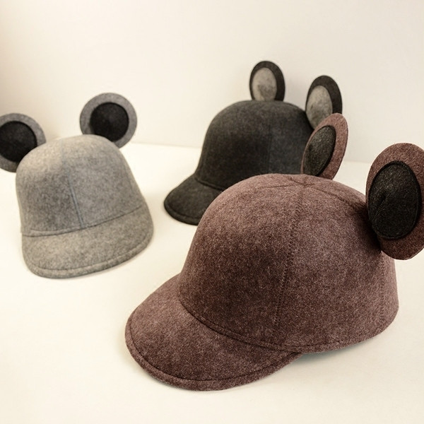 Дамска шапка с козирка и ушички в три цвята