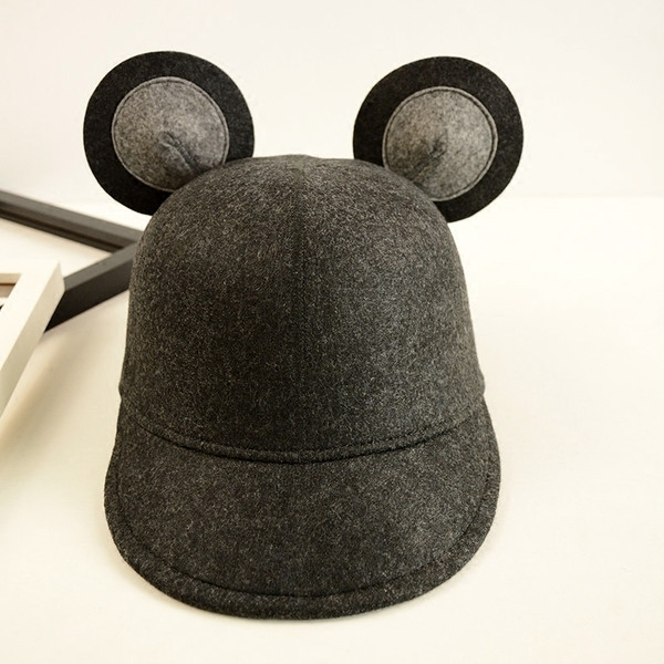 Дамска шапка с козирка и ушички в три цвята