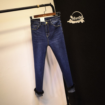 Τα τρέχοντα τζιν κυρίες σε ένα απλό μοντέλο με ένα καπέλο στα πόδια σε δύο χρώματα