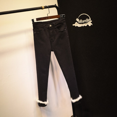 Τα τρέχοντα τζιν κυρίες σε ένα απλό μοντέλο με ένα καπέλο στα πόδια σε δύο χρώματα