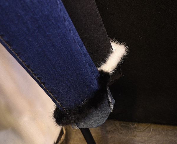 Τα τρέχοντα τζιν κυρίες σε ένα απλό μοντέλο με ένα καπέλο στα πόδια σε δύο χρώματα