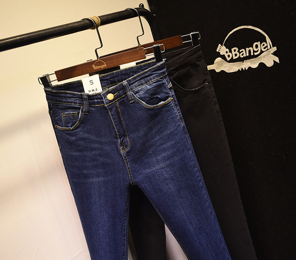 Τα τρέχοντα τζιν κυρίες σε ένα απλό μοντέλο με ένα καπέλο στα πόδια σε δύο χρώματα