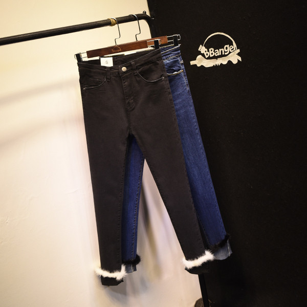 Τα τρέχοντα τζιν κυρίες σε ένα απλό μοντέλο με ένα καπέλο στα πόδια σε δύο χρώματα