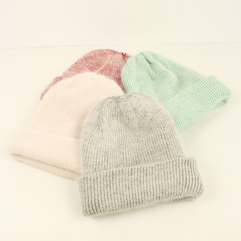 Απλό πλεκτό χειμωνιάτικο καπέλο σε πέντε χρώματα
