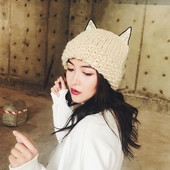 Стилна зимна дамска шапка с ушички