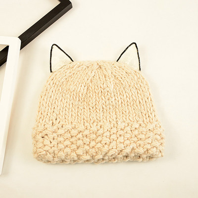 Стилна зимна дамска шапка с ушички