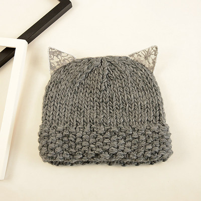 Стилна зимна дамска шапка с ушички