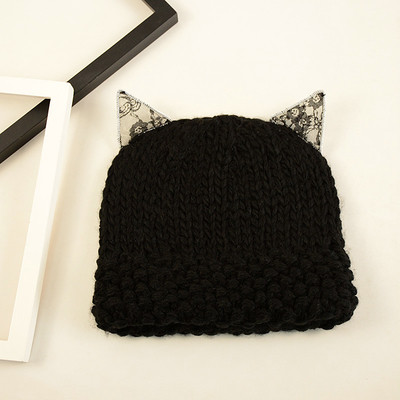 Стилна зимна дамска шапка с ушички