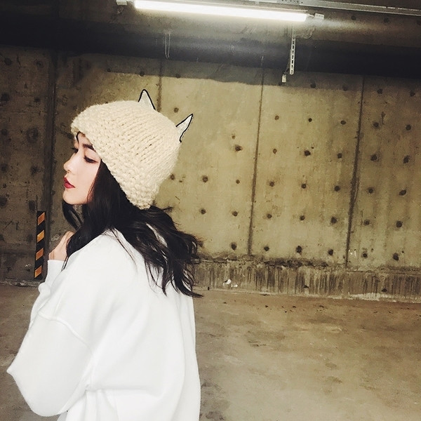 Стилна зимна дамска шапка с ушички