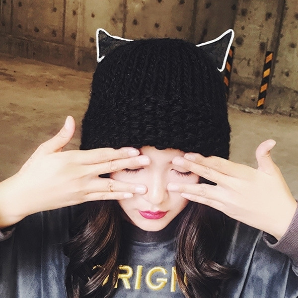 Стилна зимна дамска шапка с ушички