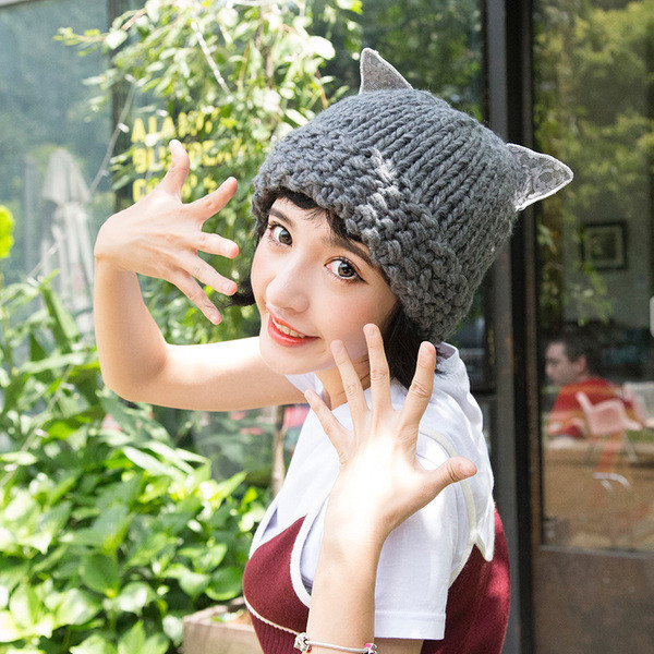 Стилна зимна дамска шапка с ушички