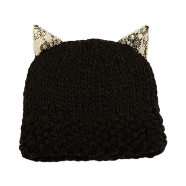 Стилна зимна дамска шапка с ушички