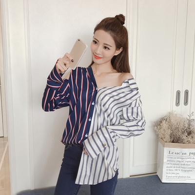 Κομψή γυναικεία μπλούζα σε ένα ελεύθερο μοντέλο δύο ατόμων και ενδιαφέροντα μανίκια