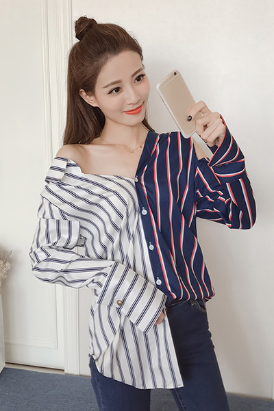 Κομψή γυναικεία μπλούζα σε ένα ελεύθερο μοντέλο δύο ατόμων και ενδιαφέροντα μανίκια