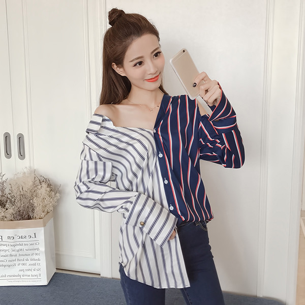 Κομψή γυναικεία μπλούζα σε ένα ελεύθερο μοντέλο δύο ατόμων και ενδιαφέροντα μανίκια